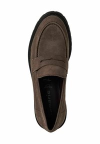 Braune Wildlederslipper mit einem Slip-On-Design, runder Spitze, dekorativem vorderen Riemen und schwarzer Gummisohle. Keine sichtbaren Muster oder Beschläge.