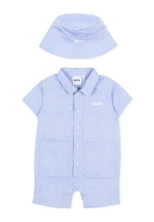 Tutina per neonati a maniche corte color azzurro chiaro con colletto, bottoni frontali, due tasche, cappello a secchiello coordinato, entrambi con il logo "BOSS" bianco.