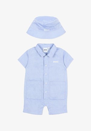 Jasnoniebieski, krótki kombinezon dla niemowląt z kołnierzykiem, frontowymi guzikami, dwoma kieszeniami oraz dopasowany kapelusz, oba oznaczone białym logo "BOSS".