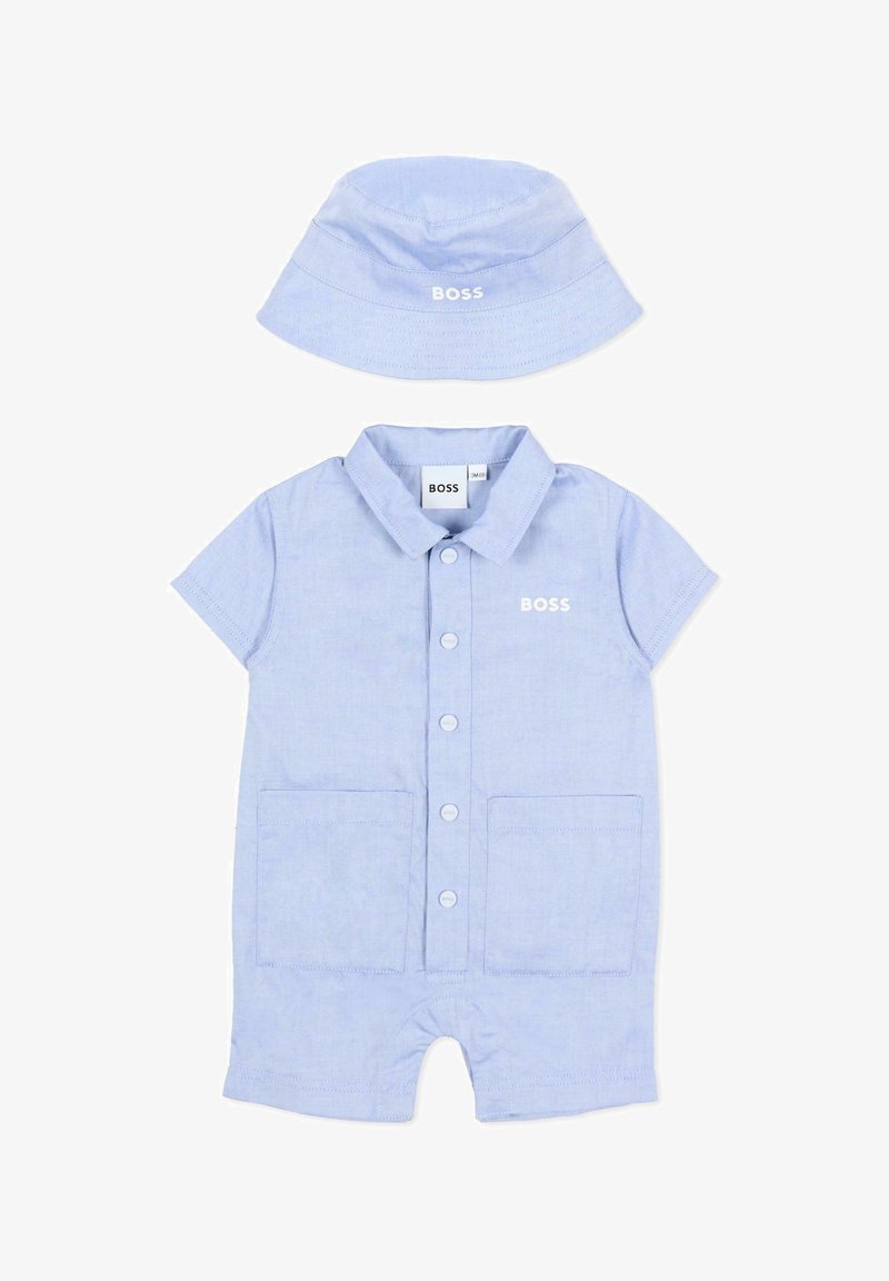 Barboteuse bébé bleu clair à manches courtes avec col, boutons sur le devant, deux poches, chapeau bob assorti, tous deux estampillés du logo blanc "BOSS".