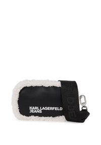 Bolsa em pele sintética preta com um acabamento fofinho branco, apresentando o logótipo "KARL LAGERFELD JEANS" em branco e uma alça destacável. Forma retangular.