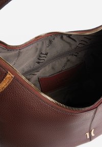 Borsa in pelle marrone con finitura testurizzata, dotata di una cerniera dorata, una fodera scura e una tasca interna con cerniera per l'organizzazione.