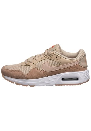 Beżowo-jasnobrązowy sneaker Nike Air Max z cholewką z siateczki i zamszu, białą środkową podeszwą, widoczną poduszką powietrzną i zapięciem na sznurowadła.