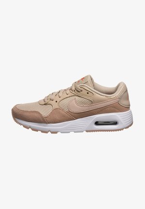 Beżowo-jasnobrązowy sneaker Nike Air Max z cholewką z siateczki i zamszu, białą środkową podeszwą, widoczną poduszką powietrzną i zapięciem na sznurowadła.
