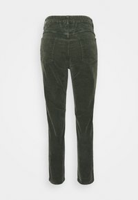 Pantalons en velours côtelé vert foncé avec une coupe droite, présentant une taille haute, deux poches arrière et une texture à côtes verticales discrètes.