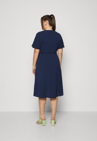 Vero Moda Curve VMCSAKI WRAP DRESS  - Päevakleit - navy blazer