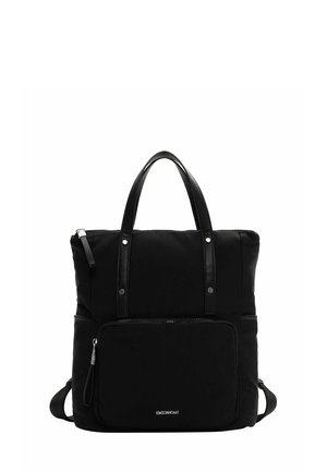 Schwarze Stofftasche mit Ledergriffen, Reißverschluss oben, Fronttasche und silbernen Hardware-Akzenten. Leicht und strukturiert im Design.