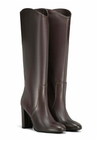 Bottes en cuir marron foncé jusqu'aux genoux avec des talons carrés, des pointes arrondies et une finition lisse, se tenant côte à côte sur un fond blanc.