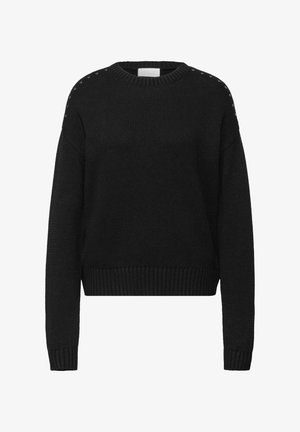 Sort strikket sweater med rund halsudskæring, ribbet kant og dekorative sølvnitter langs skuldrene. Overdimensioneret, afslappet pasform.