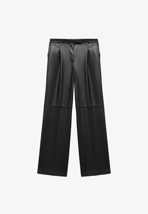 Pantaloni a larga vestibilità plissettati neri in pelle con una texture liscia e vita alta, caratterizzati da dettagli di cucitura lungo i pannelli.