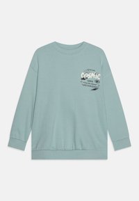 Sudadera azul claro hecha de un tejido suave. Presenta un cuello redondo y mangas largas. Diseñado con un texto gráfico de temática cósmica en la parte frontal.