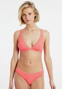 Bikini corallo con design a righe, dotato di top triangolare e culotte a vita alta. Texture liscia e spalline regolabili.