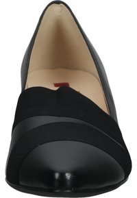 Scarpa piatta nera con punta tonda, caratterizzata da un nastro simile alla seta sulla parte anteriore. Materiale in pelle liscia e fodera interna morbida.