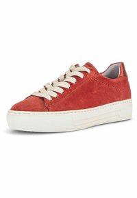 Rote Wildleder-Sneaker mit einer weißen Gummisohle, ausgestattet mit cremefarbenen Schnürsenkeln und einem glatten, hinteren Fersenakzent. Low-Top-Design mit gestickten Details.