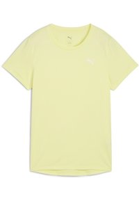 Camiseta deportiva amarilla hecha de tejido ligero, con mangas cortas y cuello redondo. Logo blanco en el pecho.