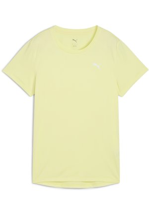 Camiseta deportiva amarilla hecha de tejido ligero, con mangas cortas y cuello redondo. Logo blanco en el pecho.