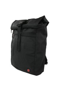 Zwarte roll-top rugzak gemaakt van duurzaam nylon. Voorzien van een voorzak met rits, verstelbare schouderband en een logo patch aan de onderkant.
