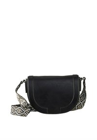 Sac en cuir noir à bandoulière avec un rabat courbé et une sangle en tissu à motifs présentant des designs géométriques en noir et blanc.