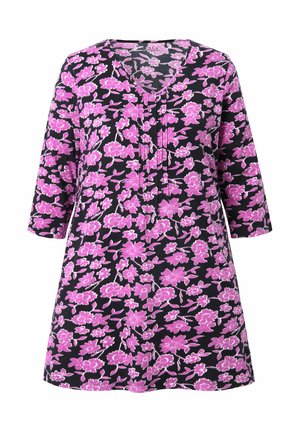 Bloemendress met een zwarte achtergrond, roze bloemen en een V-halslijn. Het materiaal lijkt lichtgewicht met driekwartmouwen en een zachte textuur.