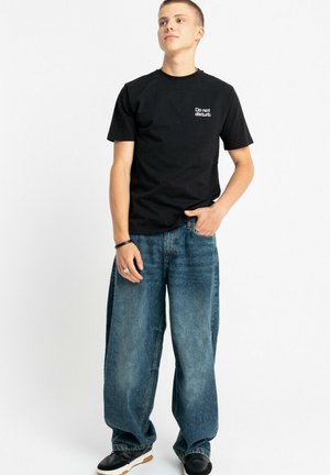 - T-shirt z nadrukiem