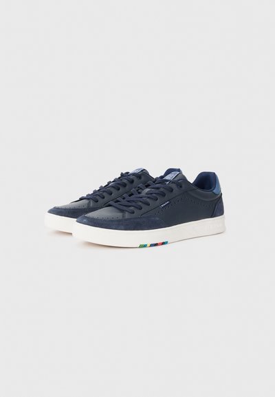 Marina sneakers gjorda av läder och mocka, med en vit sula och en flerfärgad detalj, rund tå och snörning.