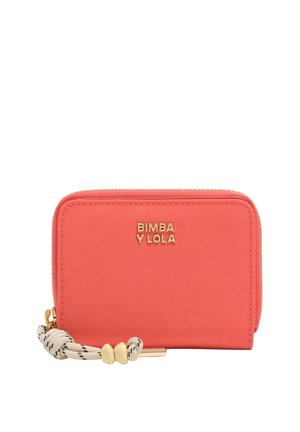 Cartera color coral rosa de Bimba Y Lola con cremallera y logo dorados, que presenta un tirador decorativo de cuerda beige con nudos y cuentas.