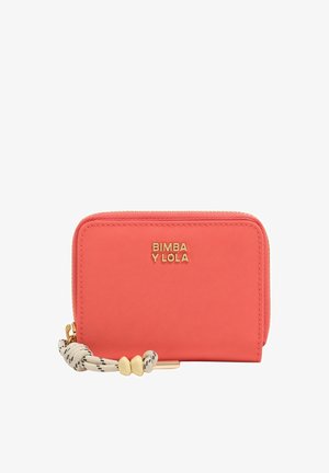 Cartera color coral rosa de Bimba Y Lola con cremallera y logo dorados, que presenta un tirador decorativo de cuerda beige con nudos y cuentas.
