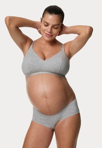 Šedá těhotenská podprsenka s bezešvým designem a nastavitelnými ramínky, doplněná o odpovídající šedé kalhotky typu boyshort, obě vyrobené z jemné látky.