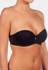Top de bikini negro sin tirantes con una textura suave, copas redondeadas, detalle en forma de llave en el centro y acentos de malla en los lados.