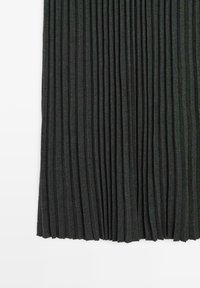 Dunkelgrauer, plissierter Stoff mit vertikalem Streifenmuster. Weiche Textur mit einem konsistenten, gleichmäßigen Design, das schmale, gleichmäßig verteilte Falten aufweist.