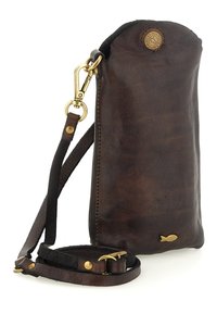 Custodia per telefono in pelle marrone con parte superiore curva, ferramenta in ottone e tracolla regolabile. Presenta un logo in rilievo e un dettaglio decorativo a forma di pesce.