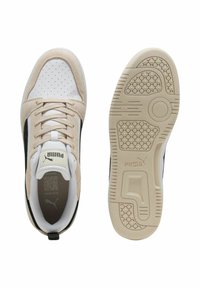 Sneakers beige e bianchi realizzati in materiali scamosciati e in pelle. Punta traforata, accenti neri sui lati e suola in gomma testurizzata. Marchio Puma.