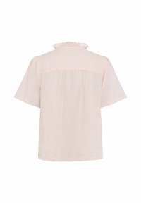 Hellrosa Kurzarmbluse mit Rüschenkragen und gerafftem Stoffdetail im oberen Rückenbereich.