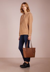MICHAEL Michael Kors JET ITEM TOTE - Rankinė - cognac