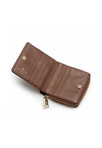 Portafoglio in pelle marrone con superficie testurizzata, dotato di numerose fessure per carte, chiusura con zip e accenti in metallo dorato.