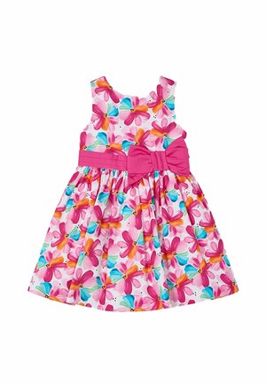 Robe fleurie avec un nœud rose à la taille, arborant un fond blanc et des fleurs vives en rose, orange et bleu. Tissu en coton, design sans manches.