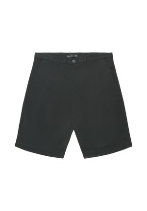 Schwarze Freizeithose mit Vorderknopf, Gürtelschlaufen und Seitentaschen, flach auf weißem Hintergrund gelegt.