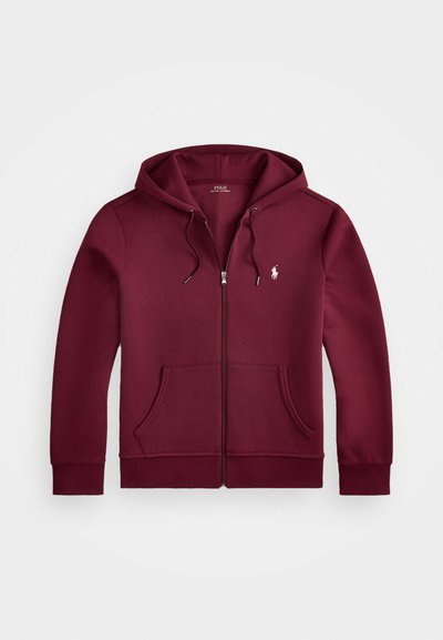 Sweatshirt burgundy com fecho, feita de tecido macio, com um bolso tipo canguru, capuz ajustável com cordão e um logótipo branco bordado no peito.