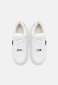 Sneakers bianchi con fodera in pelliccia sintetica, parte superiore in pelle, dettagli perforati e un accento argento del logo di lato. Design con lacci.