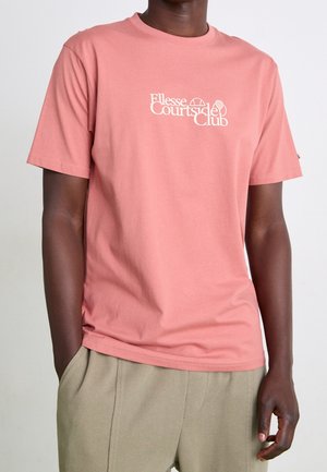 Bomulds T-shirt i ferskenpink, med et hvidt logo "Ellesse Courtside Club" i en rund skrifttype, rund hals og korte ærmer.