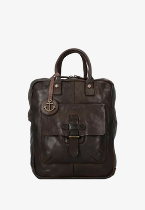 Mochila de cuero marrón con dos asas superiores, un bolsillo frontal con solapa asegurado por una correa, detalles metálicos y un charm con forma de ancla. Acabado texturizado.