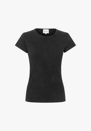 Czarna, dopasowana, prążkowana koszulka z krótkim rękawem, okrągłym dekoltem i małym wypukłym logo na środku klatki piersiowej.