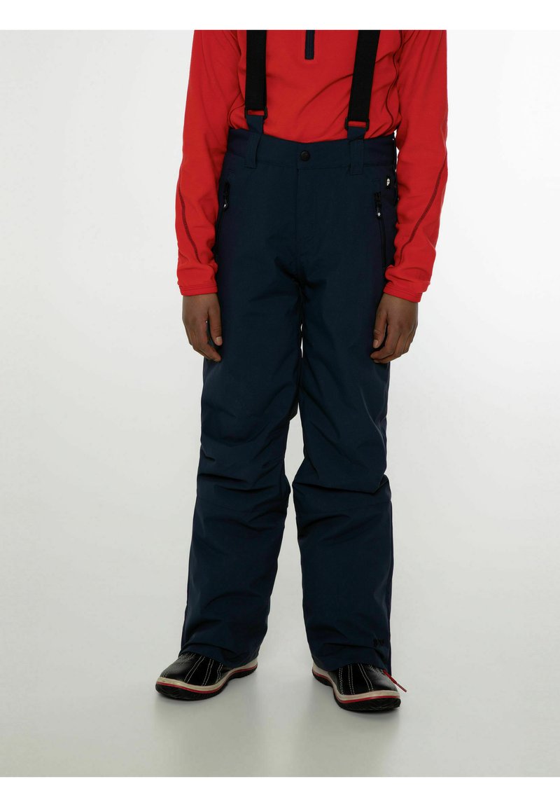 Pantaloni da neve blu navy con bretelle nere regolabili, tasche con zip e vestibilità comoda, indossati sopra una maglietta rossa a maniche lunghe.