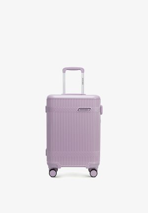 Compacte lavendelkleurige harde koffer met uitschuifbare handgreep, vier zwenkwielen en getextureerde verticale ribbels, merklabel Wittchen.
