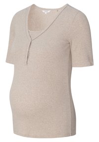 Beige Kurzarm-Maternity-Oberteil mit V-Ausschnitt, Knopfdetails und gerippter Textur; entworfen, um einen wachsenden Bauch bequem zu umschließen.