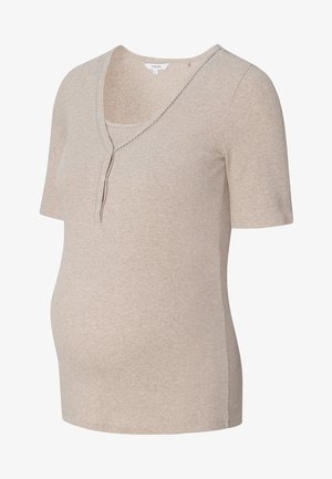 Beige zwangerschapsblouse met korte mouwen, een V-hals, knoopdetails en geribbelde textuur; ontworpen om een groeiende buik comfortabel te ondersteunen.