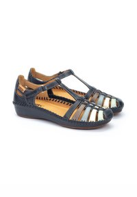 Sandalias de cuero con una parte superior en azul oscuro, diseño recortado, con franjas en azul claro y marrón, textura trenzada y suela de goma baja.