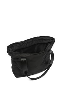 Crna najlon torba sa mekom teksturom, velikim otvorom i dva čvrsta platnena remena za nošenje. Ima zatvaranje na zip.