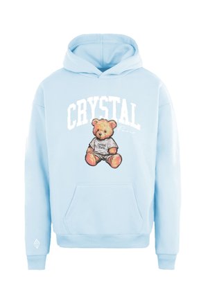 Lichtblauwe hoodie met een voorzak. Bevat een berenafbeelding die een "Crystal Paris" t-shirt draagt, met daarin witte vetgedrukte tekst erboven.
