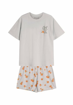 Szary bawełniany t-shirt z krótkimi rękawami, z napisem "C'est la Vie" i pomarańczową grafiką. W połączeniu z jasnoszarymi szortami ozdobionymi pomarańczowymi wzorami owoców.